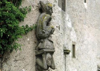 Romanische Steinfigur an der Außenwand des Klosters Großcomburg
