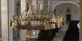 Innenansicht der Stiftskirche St. Nikolaus des Klosters Großcomburg mit Radleuchter