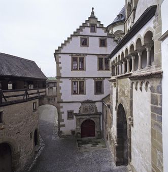 Gebsattelbau mit einem Teil des Mauerrings von Kloster Großcomburg