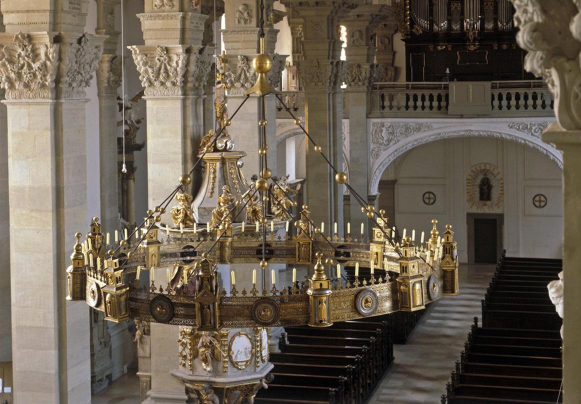 Innenansicht der Stiftskirche St. Nikolaus des Klosters Großcomburg mit Radleuchter