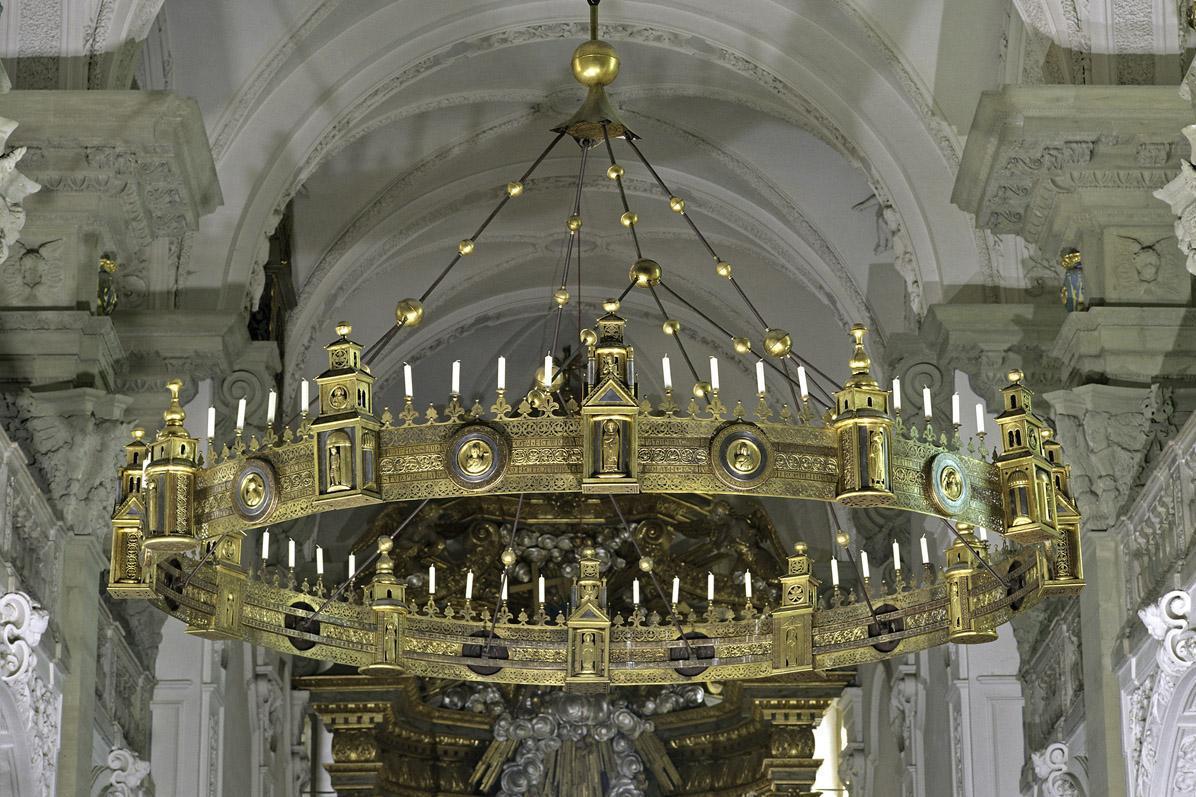 Radleuchter in der Stiftskirche St. Nikolaus des Klosters Großcomburg