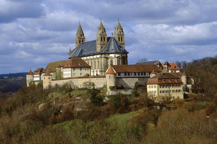 Kloster Kleincomburg mit Kloster Großcomburg im Hintergrund