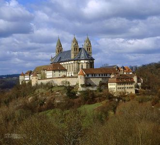 Kloster Kleincomburg mit Kloster Großcomburg im Hintergrund