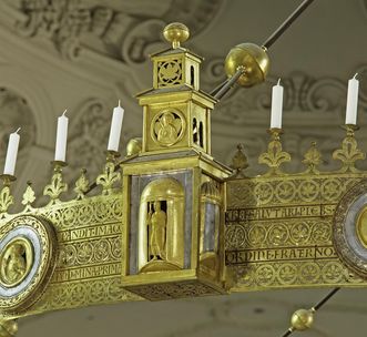 Detail des Radleuchters in der Stiftskirche St. Nikolaus des Klosters Großcomburg