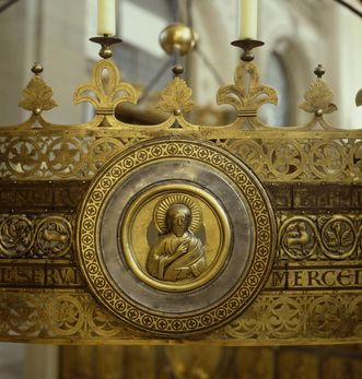 Medaillon mit Prophetenmotiv am Radleuchter in der Stiftskirche St. Nikolaus des Klosters Großcomburg