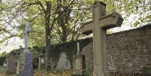 Blick auf den Ehreninvalidenfriedhof beim Kloster Großcomburg