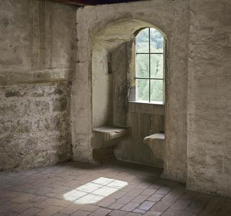 Innenansicht des Vikarienbaus von Kloster Großcomburg mit Fenstersitzen