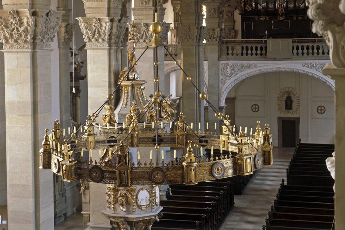 Innenansicht der Stiftskirche St. Nikolaus des Klosters Großcomburg mit Radleuchter